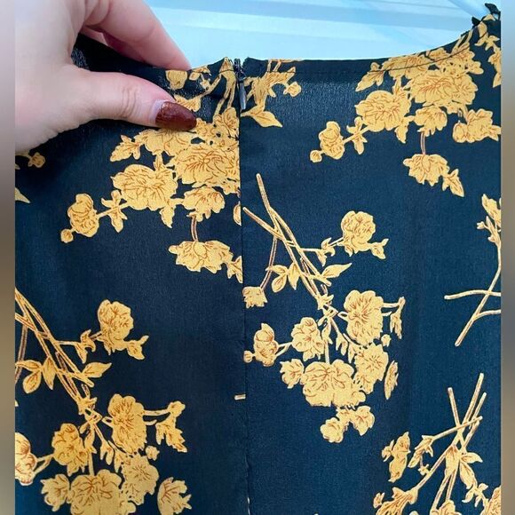 Floral Lace Peplum Black and Gold Top - Picture 7 of 7